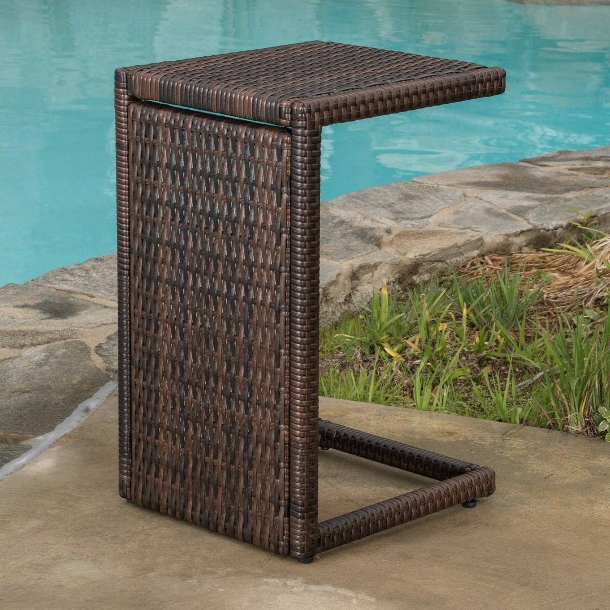 Lakeport Wicker Chaise Lounge With Wicker Side Table