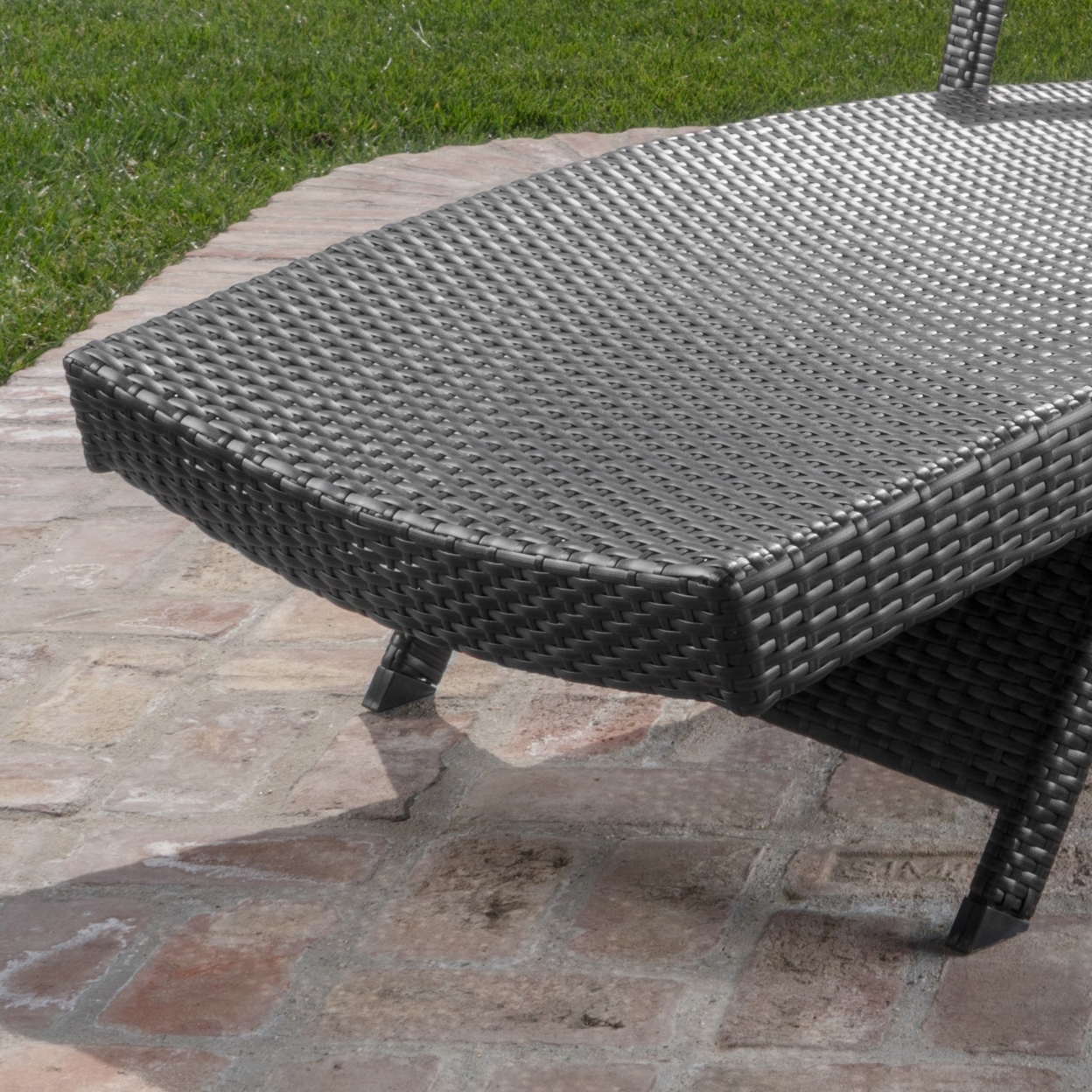Solaris Outdoor Gray Wicker Armed Chaise Lounge With Wicker Accent Table