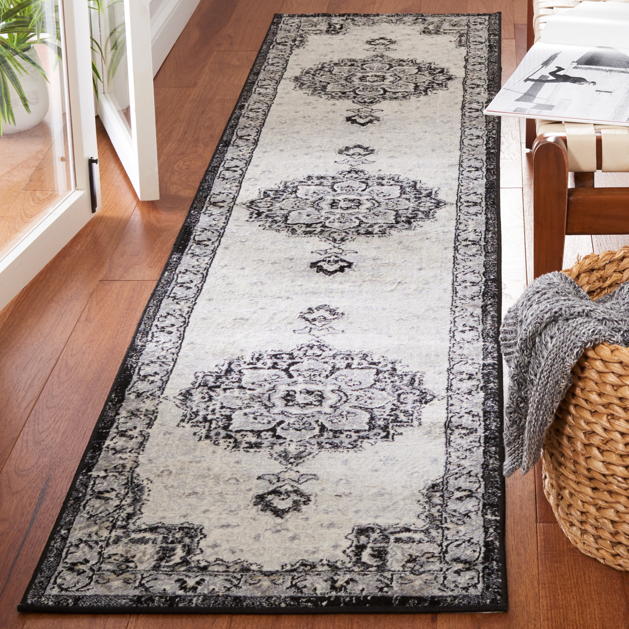 SAFAVIEH Brentwood Collection BNT826Z Black / Ivory Rug - 2' X 9'