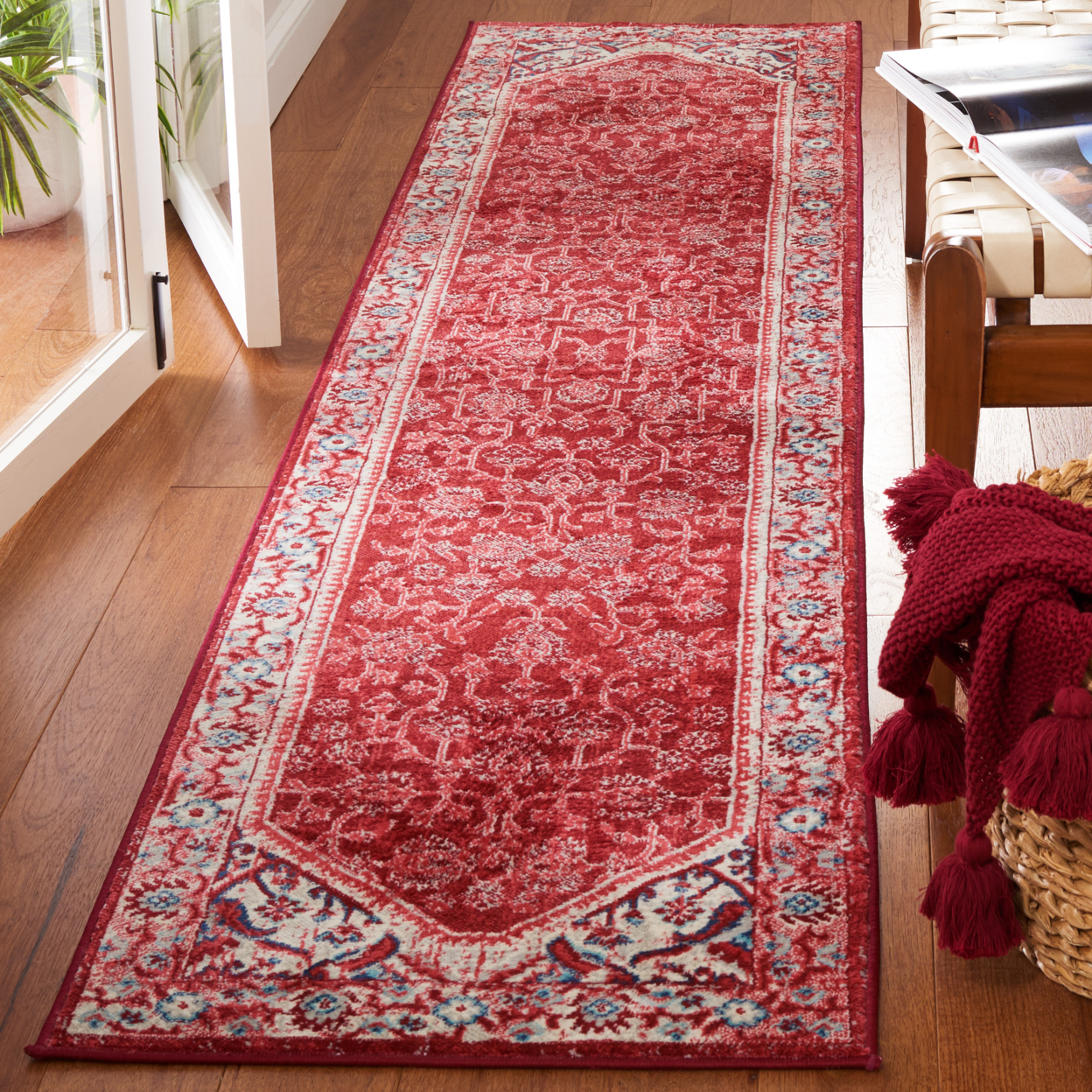 SAFAVIEH Brentwood Collection BNT853N Blue / Red Rug - 6' 7 Round