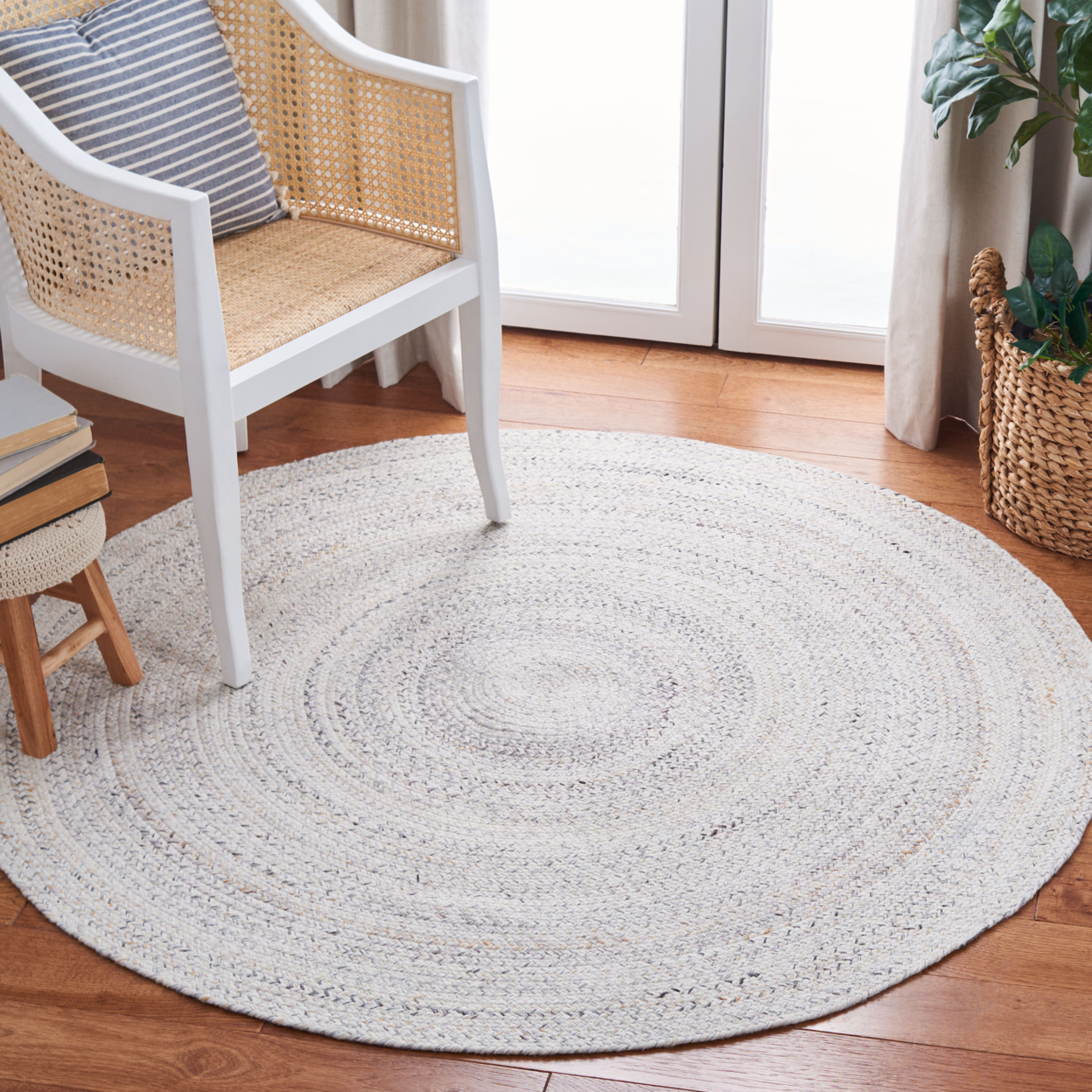 SAFAVIEH Braided Collection BRD851A Handwoven Ivory Rug - 4' Round