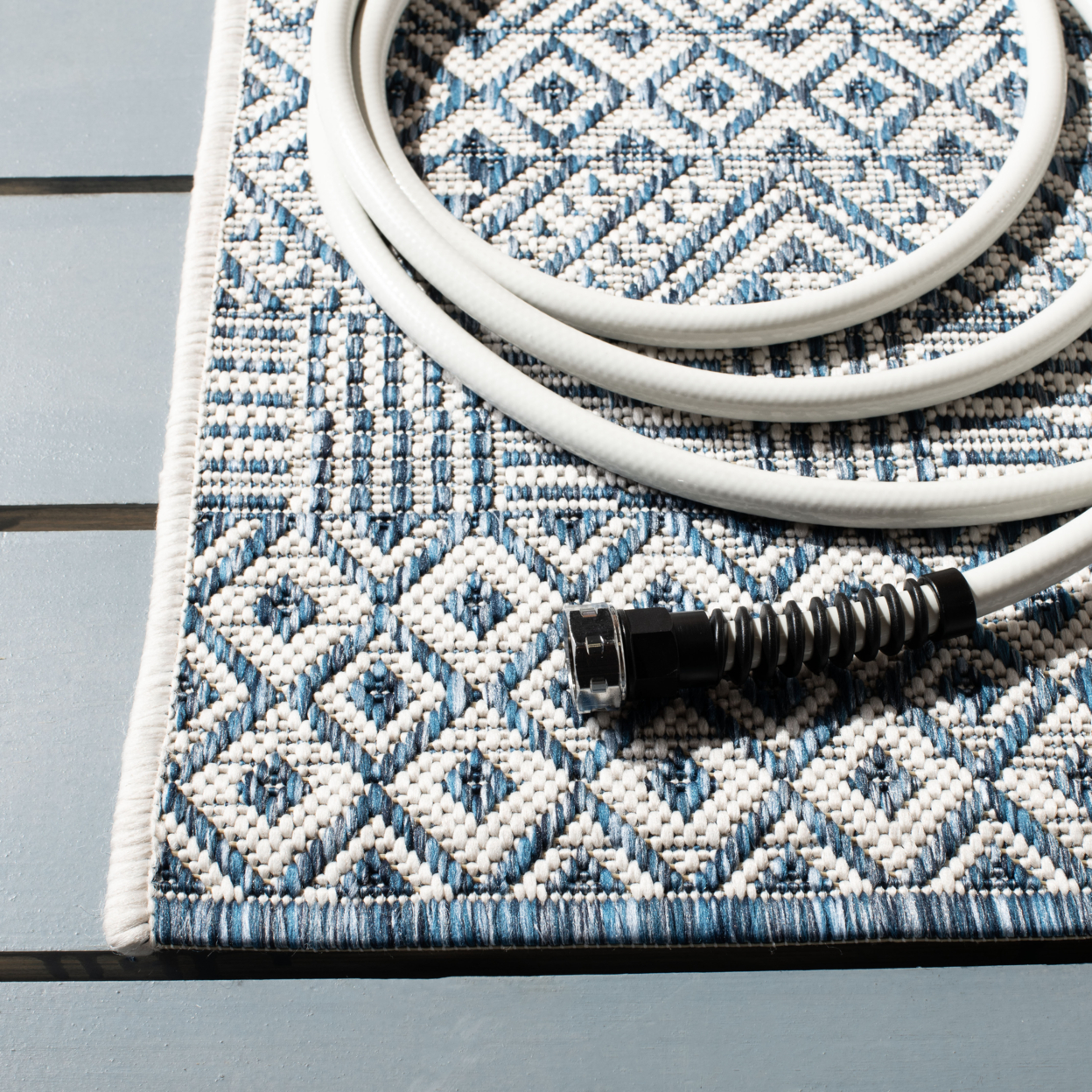 SAFAVIEH Outdoor CY8235-53412 Courtyard  Blue / Navy Rug