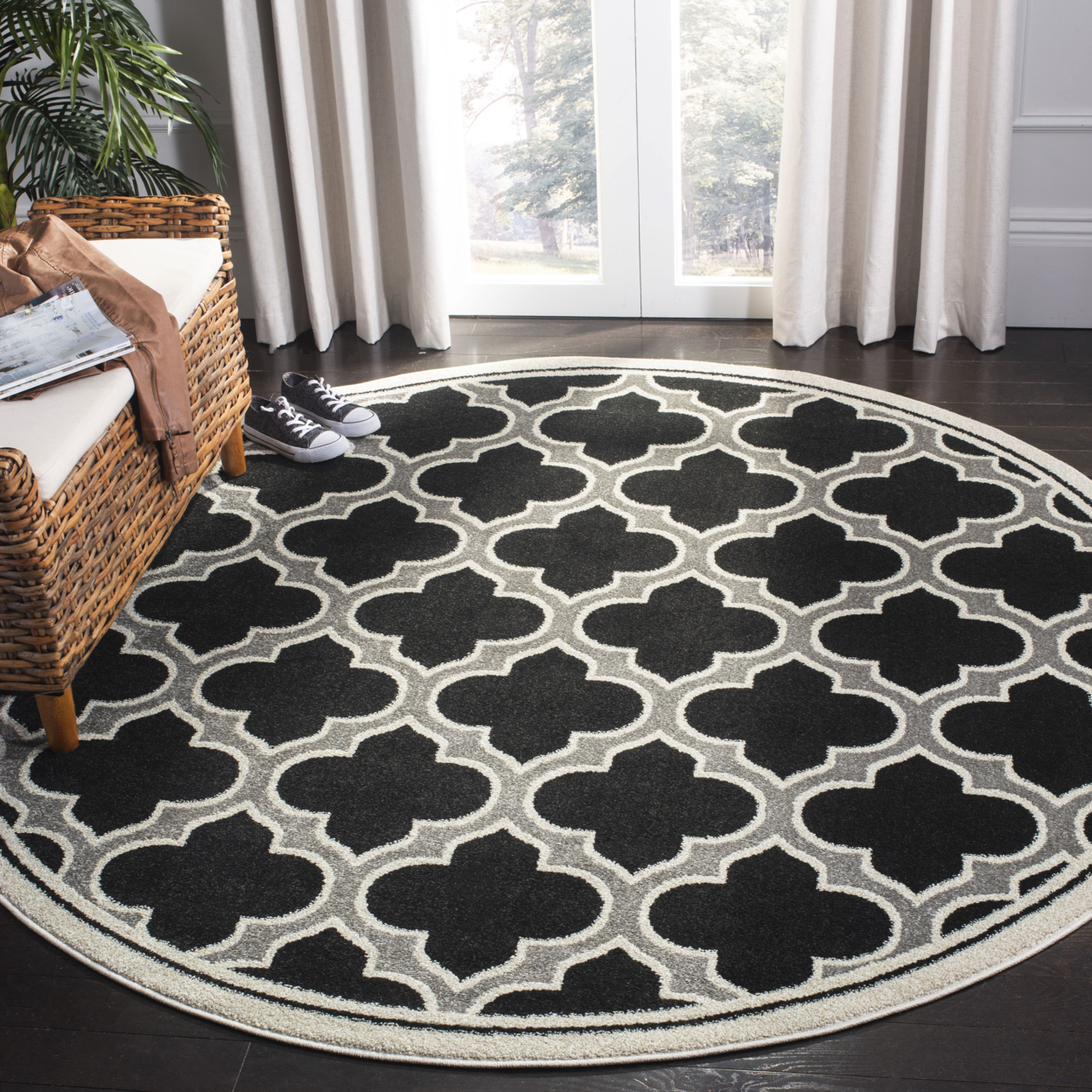 SAFAVIEH Amherst Collection AMT412G Anthracite/Ivory Rug - 2' 6 X 4'
