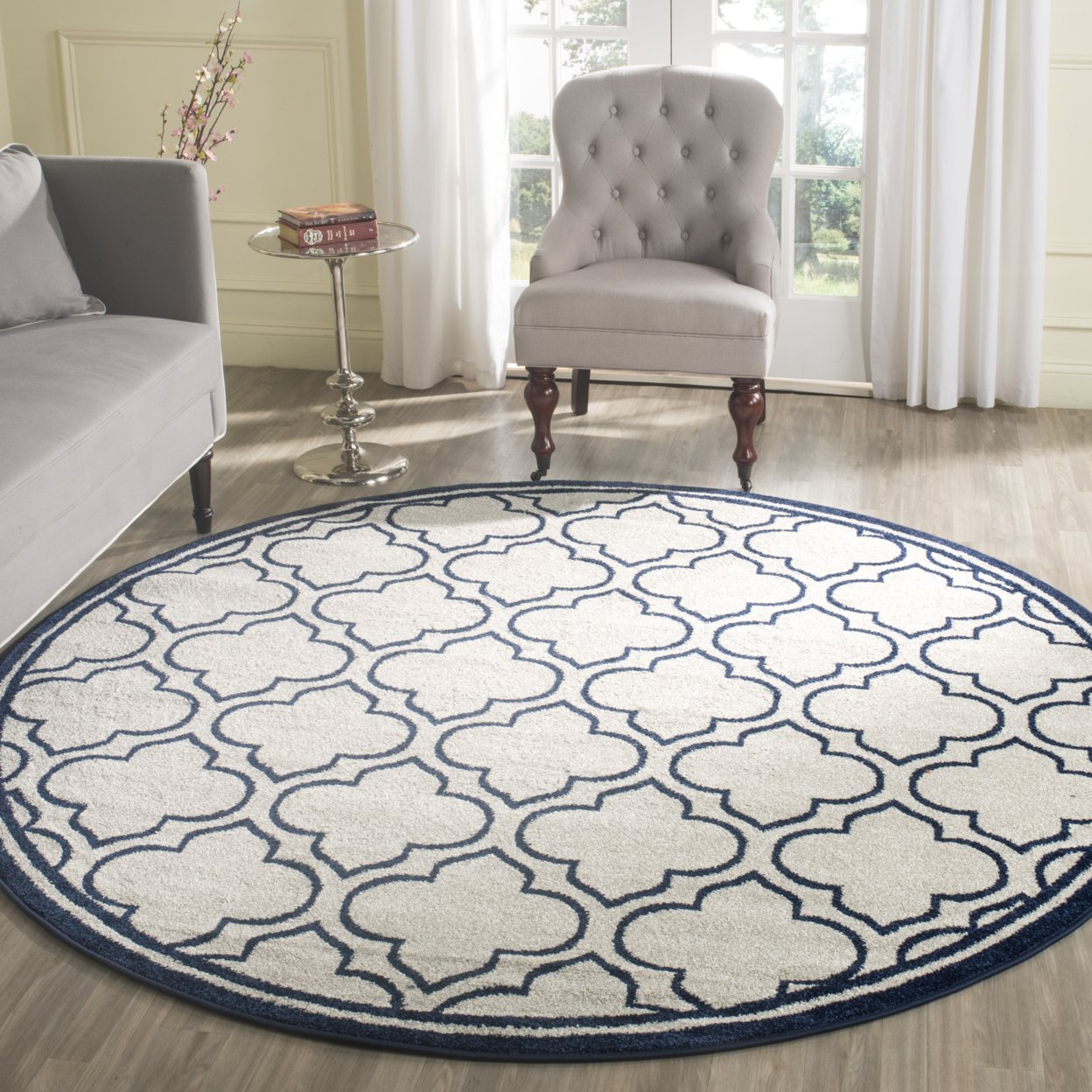 SAFAVIEH Amherst Collection AMT412M Ivory / Navy Rug - 4' X 6'