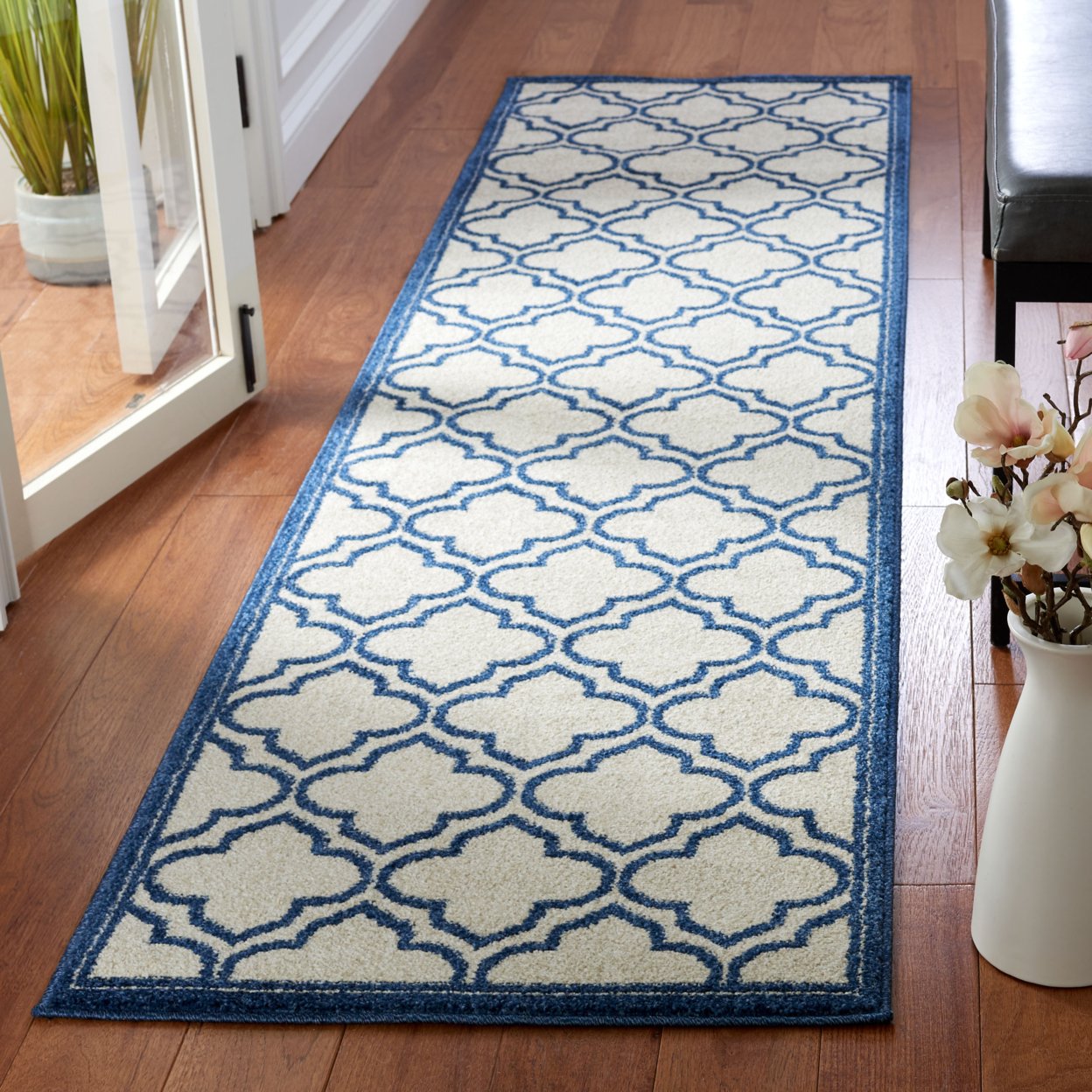 SAFAVIEH Amherst Collection AMT412M Ivory / Navy Rug - 9' X 12'