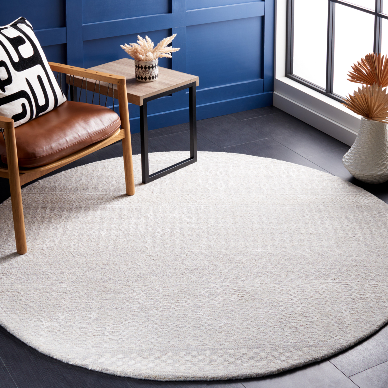 SAFAVIEH Glamour Collection GLM538F Grey / Ivory Rug - 6' Round