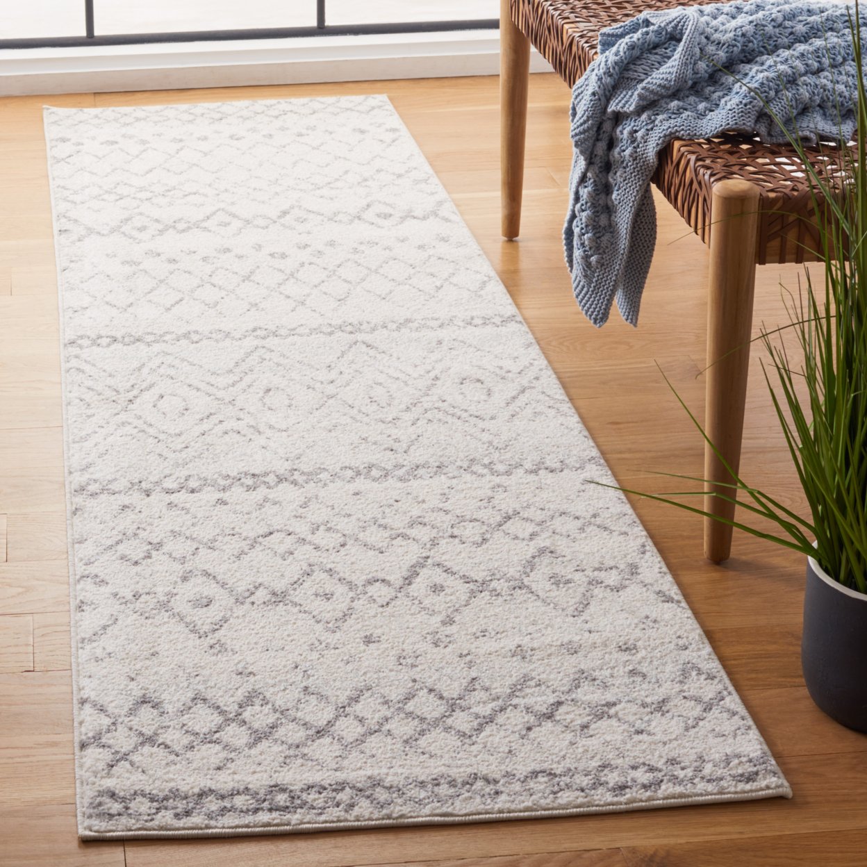 SAFAVIEH Madison Collection MAD798D Ivory / Charcoal Rug - 9 X 12