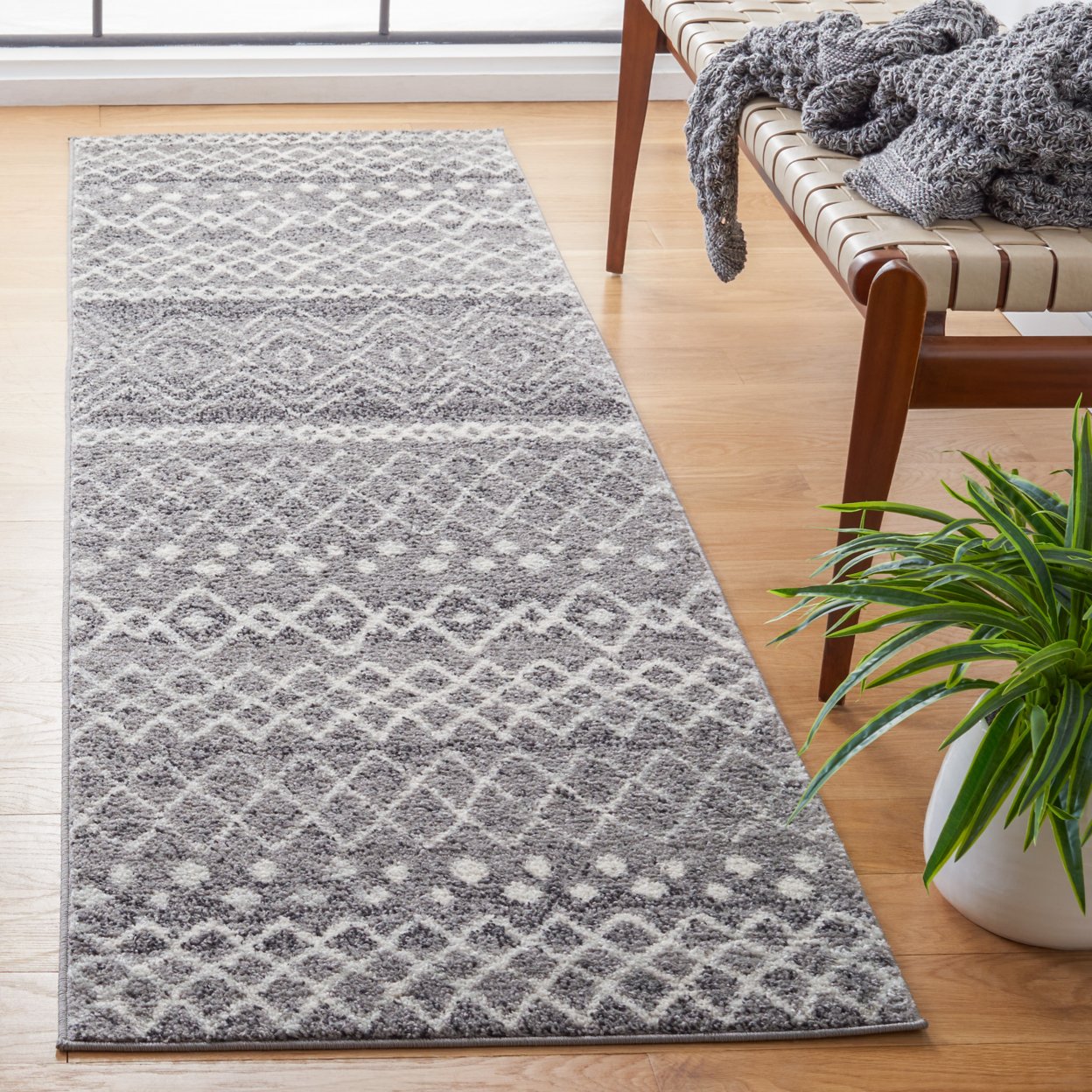 SAFAVIEH Madison Collection MAD798F Charcoal / Ivory Rug - 8 X 10