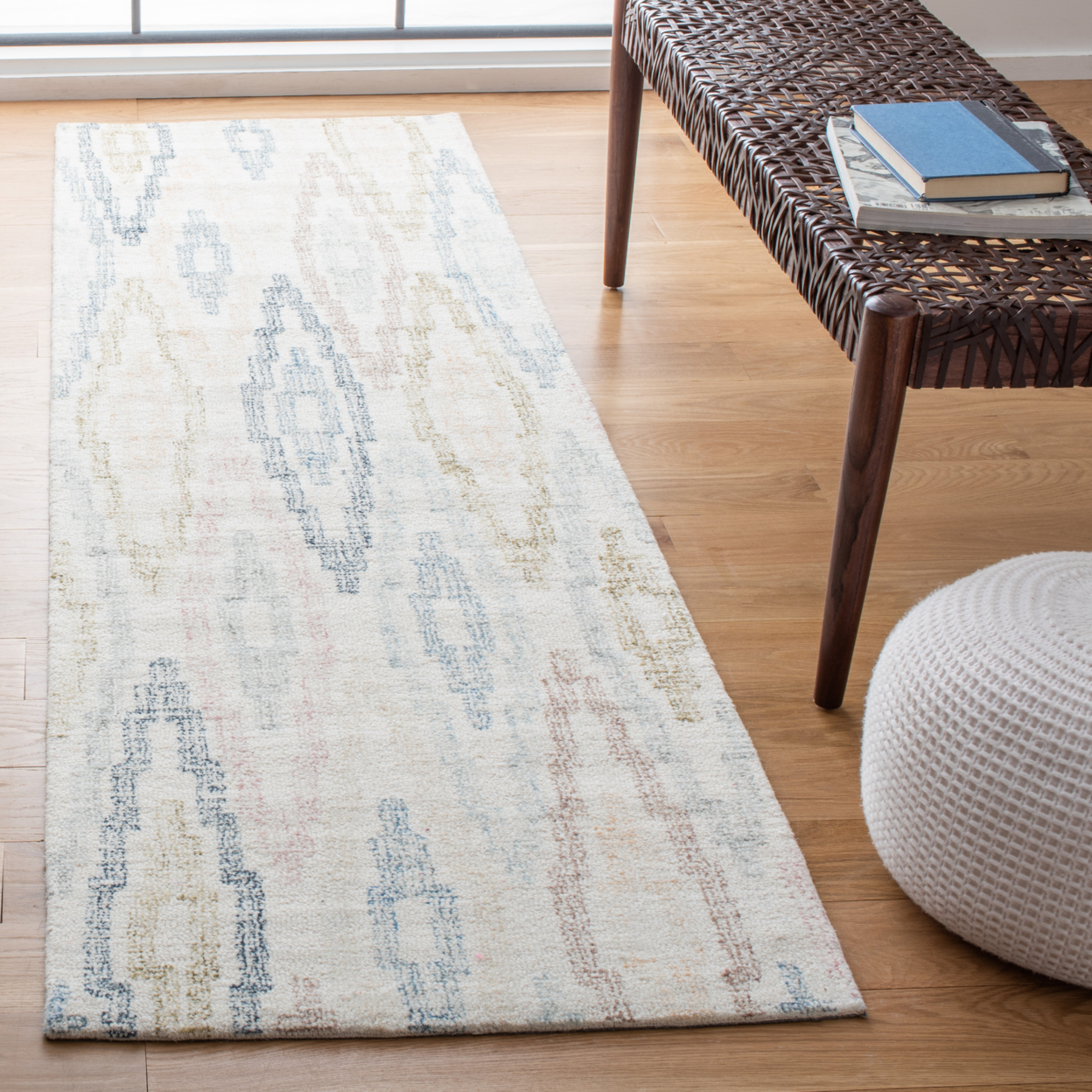 SAFAVIEH Rodeo Drive Collection RD101M Ivory / Blue Rug - 5' X 8'