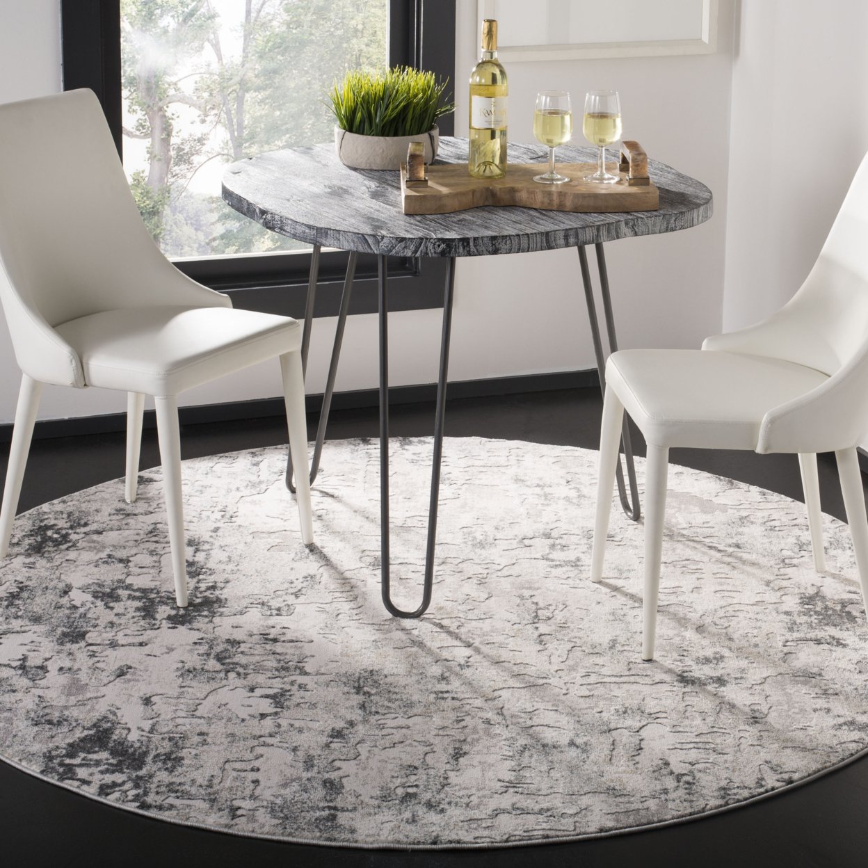 SAFAVIEH Vogue Collection VGE144A Beige / Charcoal Rug - 3' Round
