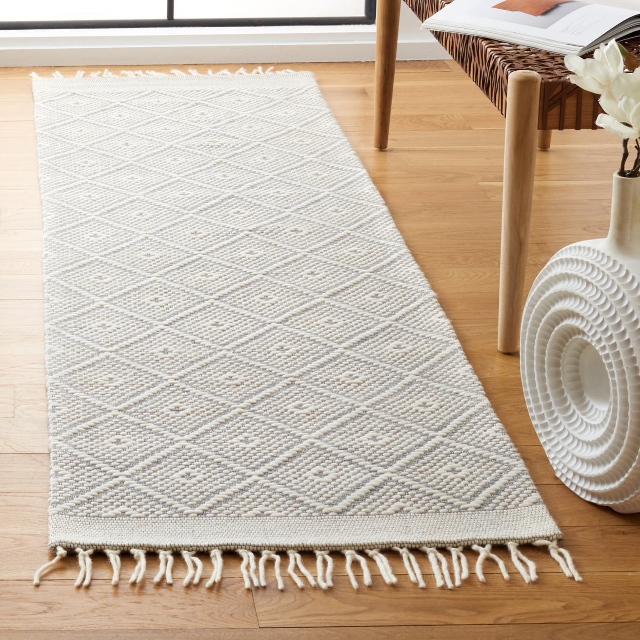 SAFAVIEH Vermont Collection VRM311A Handmade Ivory Rug - 6' X 9'