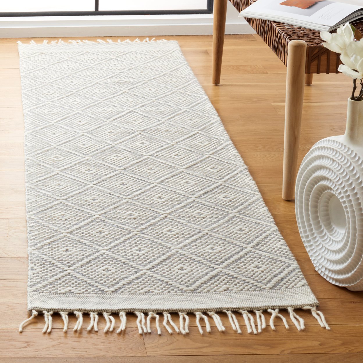 SAFAVIEH Vermont Collection VRM311A Handmade Ivory Rug - 5' X 8'