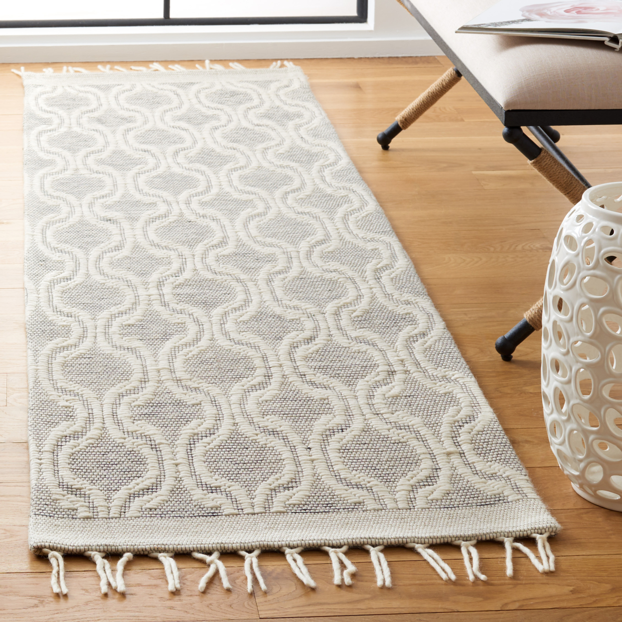SAFAVIEH Vermont Collection VRM312A Handmade Ivory Rug - 4' X 6'