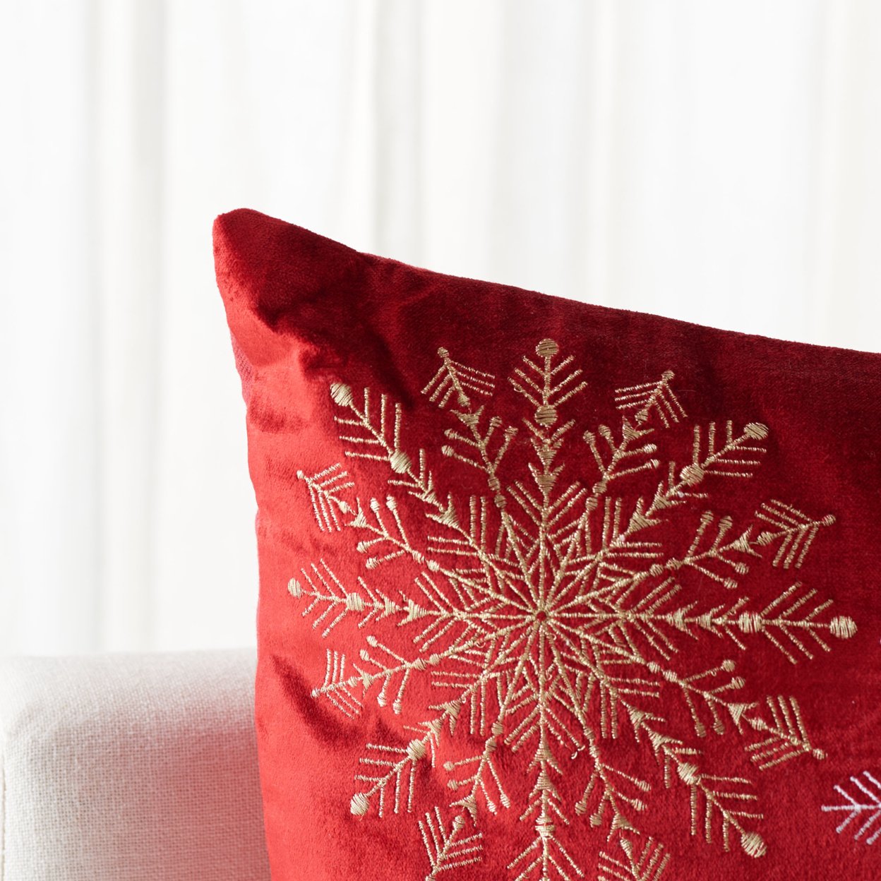 SAFAVIEH Cinthia Snowflake Pillow Red / Silver