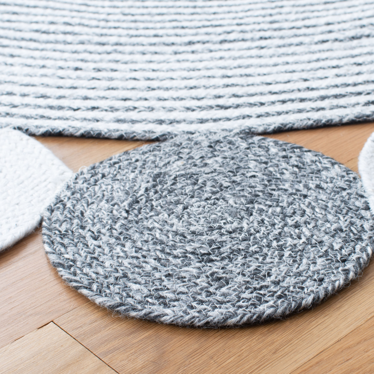 SAFAVIEH Cape Cod CAP231H Handwoven Charcoal / Ivory Rug - 5' Round