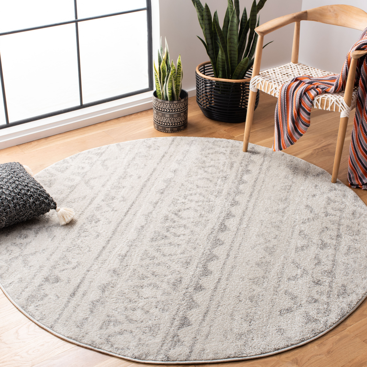 SAFAVIEH Adirondack Collection ADR119A Ivory / Silver Rug - 2' 6 X 6'