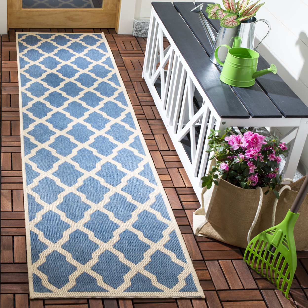 SAFAVIEH Indoor Outdoor BHS122M Beach House Blue / Creme Rug - 6' 7 Square