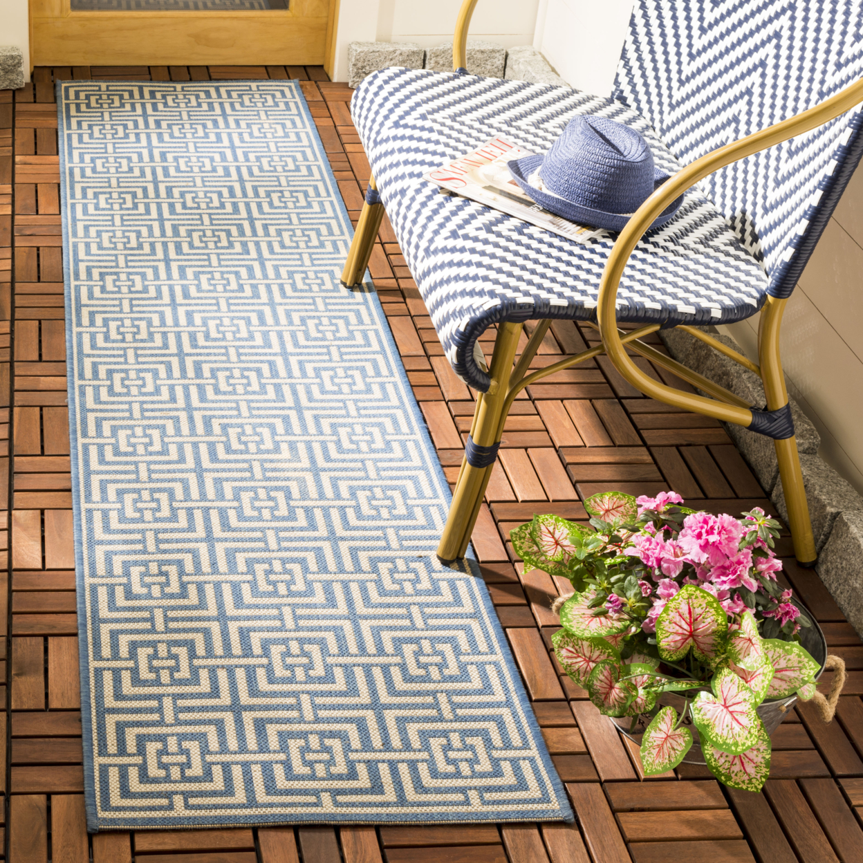 SAFAVIEH Indoor Outdoor BHS128M Beach House Blue / Creme Rug - 6' 7 Square