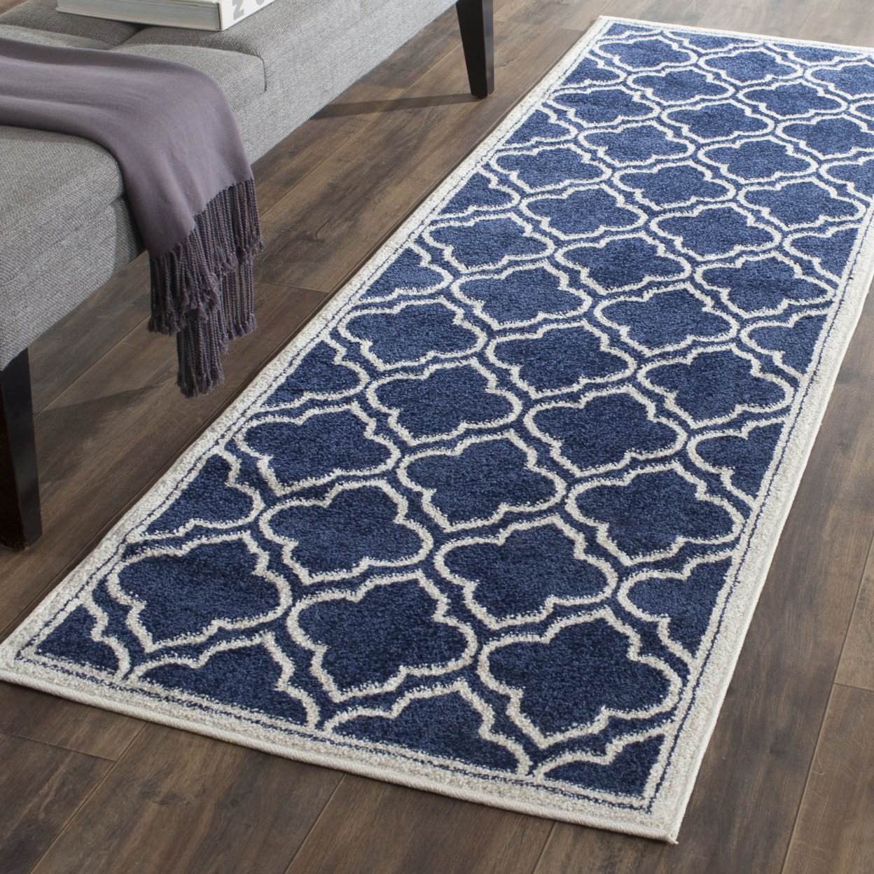 SAFAVIEH Amherst Collection AMT412P Navy / Ivory Rug - 8' X 10'