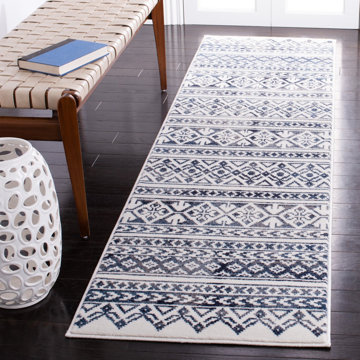 SAFAVIEH Carnegie Collection CNG620N Ivory / Navy Rug - 3' X 5'