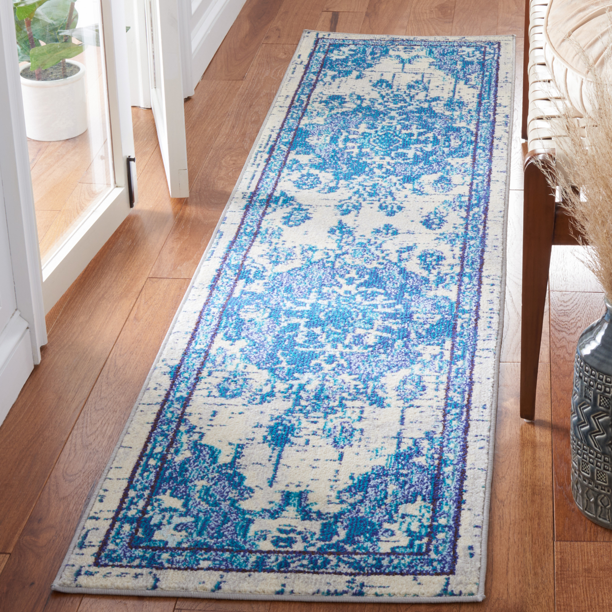 SAFAVIEH Madison Collection MAD484A Ivory / Blue Rug - 6' X 9'