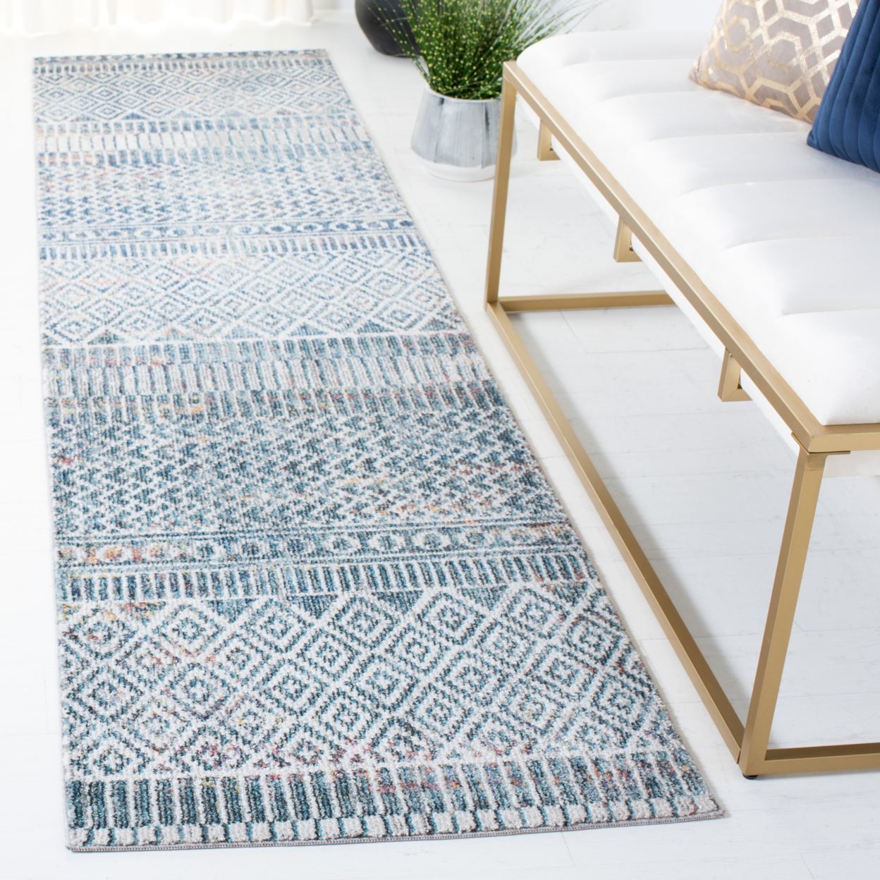 SAFAVIEH Crystal Collection CRS736A Ivory/Blue Rug - 4' X 5' 7