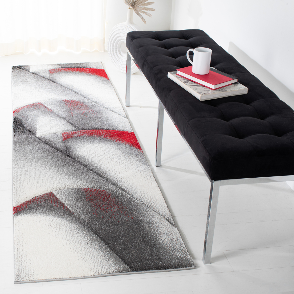 SAFAVIEH Hollywood Collection HLW716Q Grey / Red Rug - 5-3 X 7-6