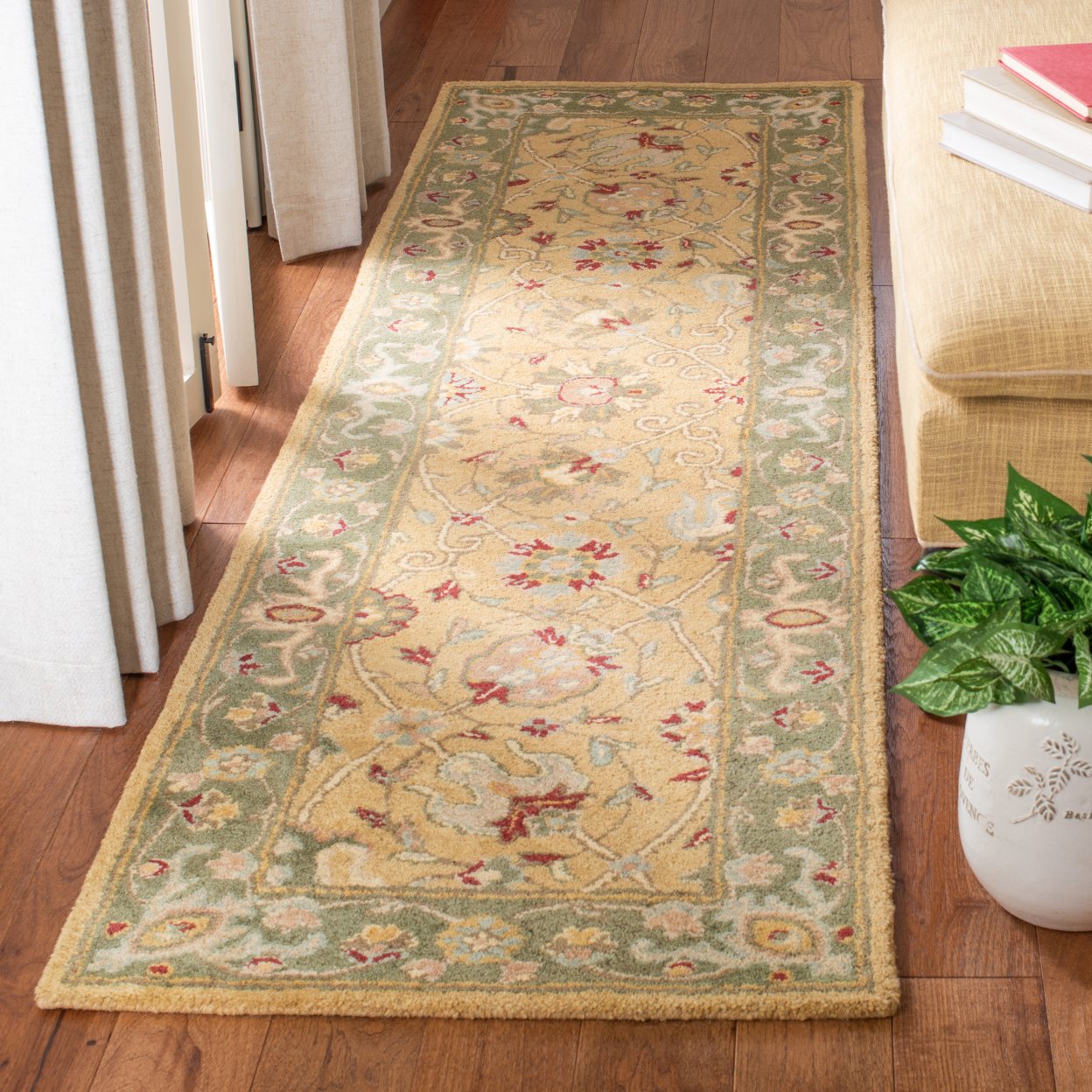 SAFAVIEH Antiquity Collection AT21C Handmade Gold Rug - 5' X 8'
