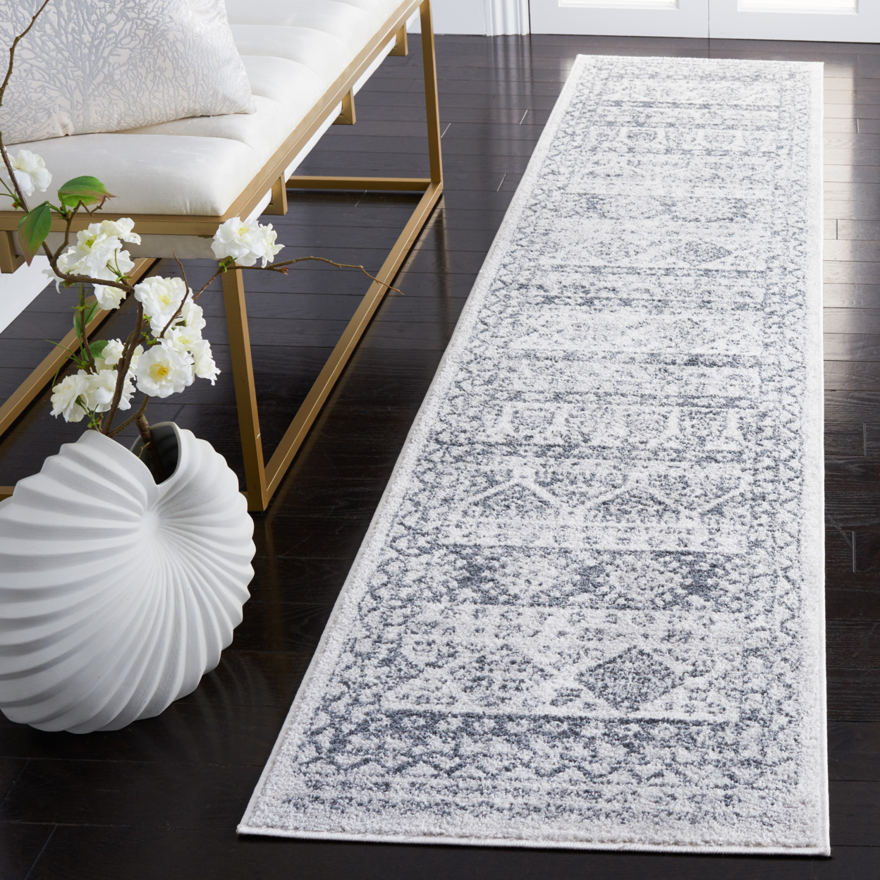 SAFAVIEH Toscana Collection TOS662F Grey / Ivory Rug - 6' 7 Square