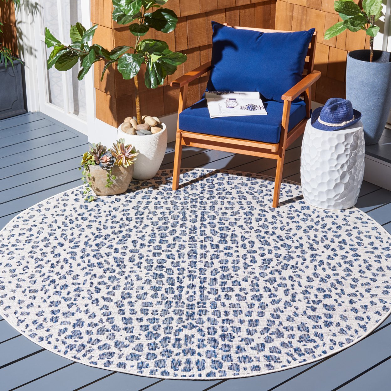 SAFAVIEH Outdoor CY8505-53412 Courtyard Ivory / Navy Rug - 6' 7 Square