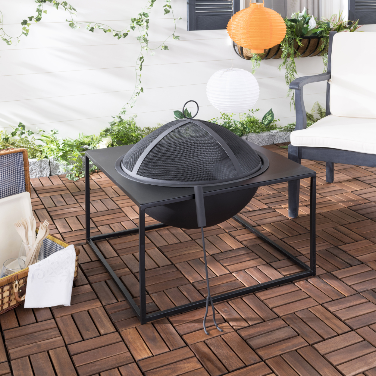 SAFAVIEH Outdoor Collection Leros Square Fire Pit Black