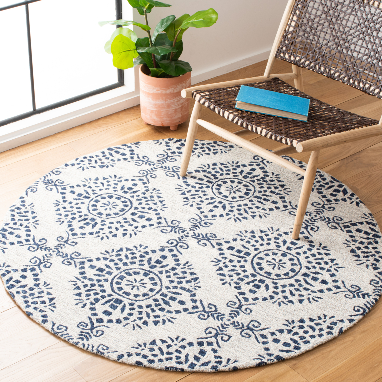 SAFAVIEH Micro-Loop Collection MLP647A Ivory / Blue Rug - 5' Round