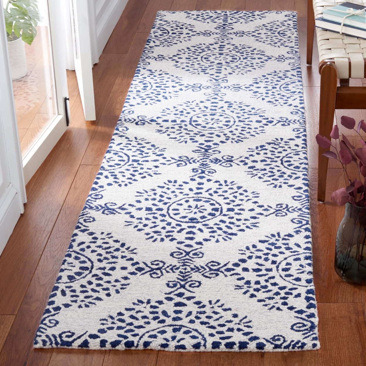 SAFAVIEH Micro-Loop Collection MLP647A Ivory / Blue Rug - 4' X 6'
