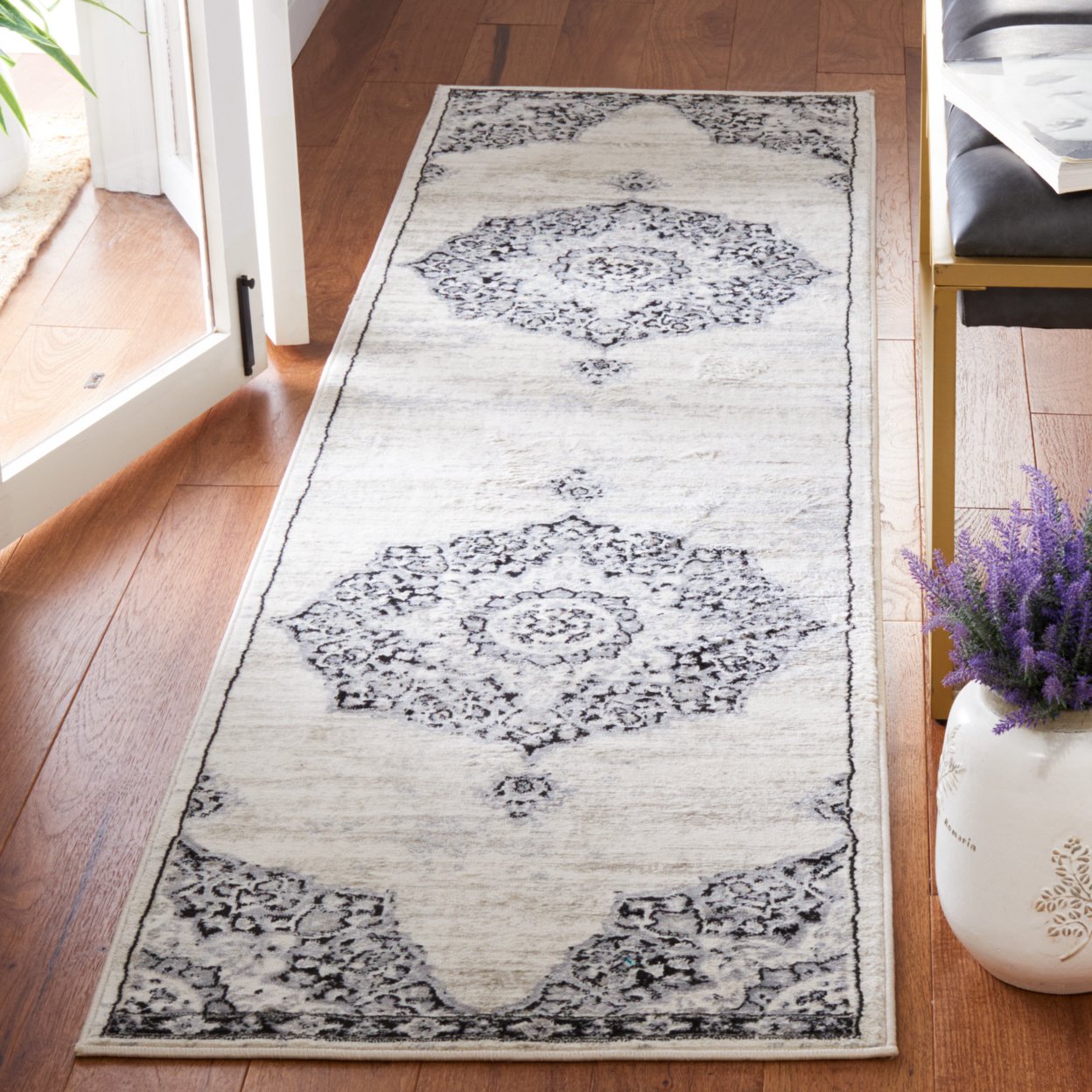SAFAVIEH Brentwood Collection BNT802C Ivory / Black Rug - 6' 7 Square