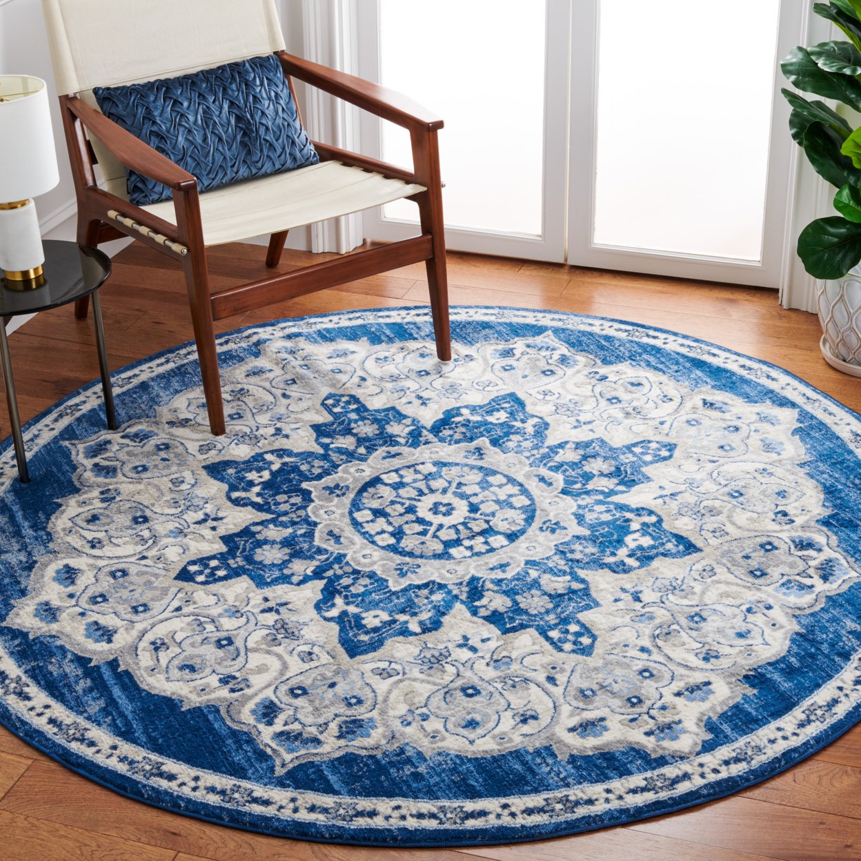 SAFAVIEH Brentwood Collection BNT802P Navy / Ivory Rug - 6' 7 Round