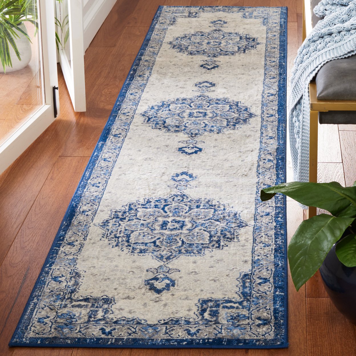 SAFAVIEH Brentwood Collection BNT826M Blue / Ivory Rug - 6' 7 Round