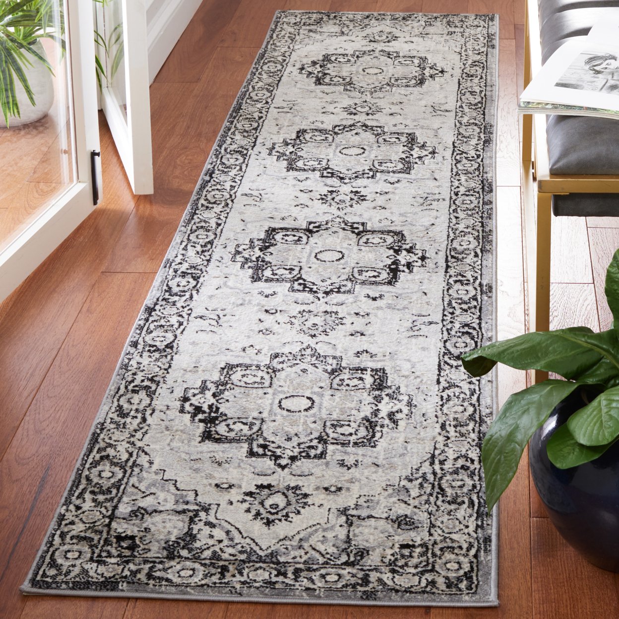 SAFAVIEH Brentwood Collection BNT837Z Black / Ivory Rug - 8' X 10'