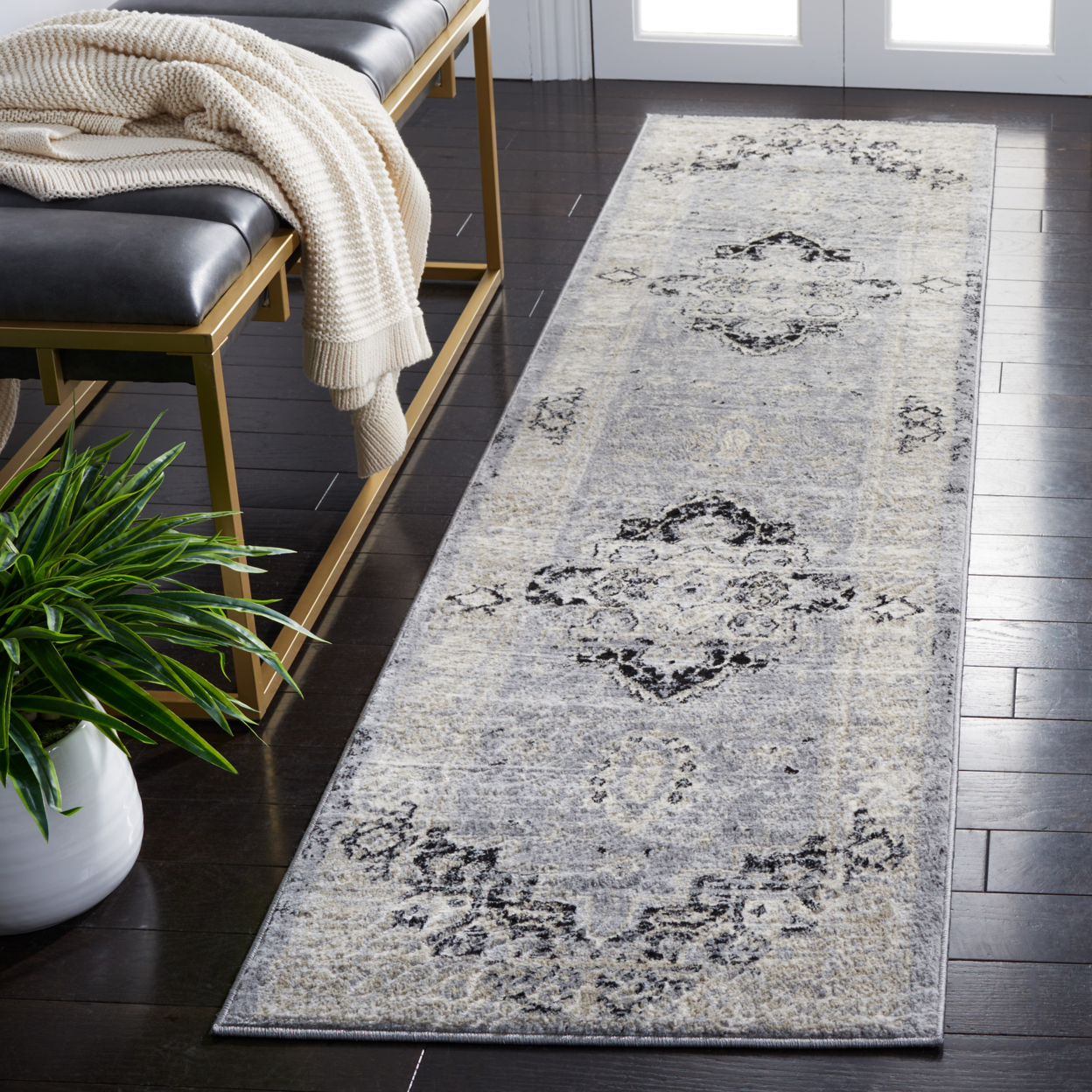 SAFAVIEH Brentwood Collection BNT851K Silver / Black Rug - 4' X 6'