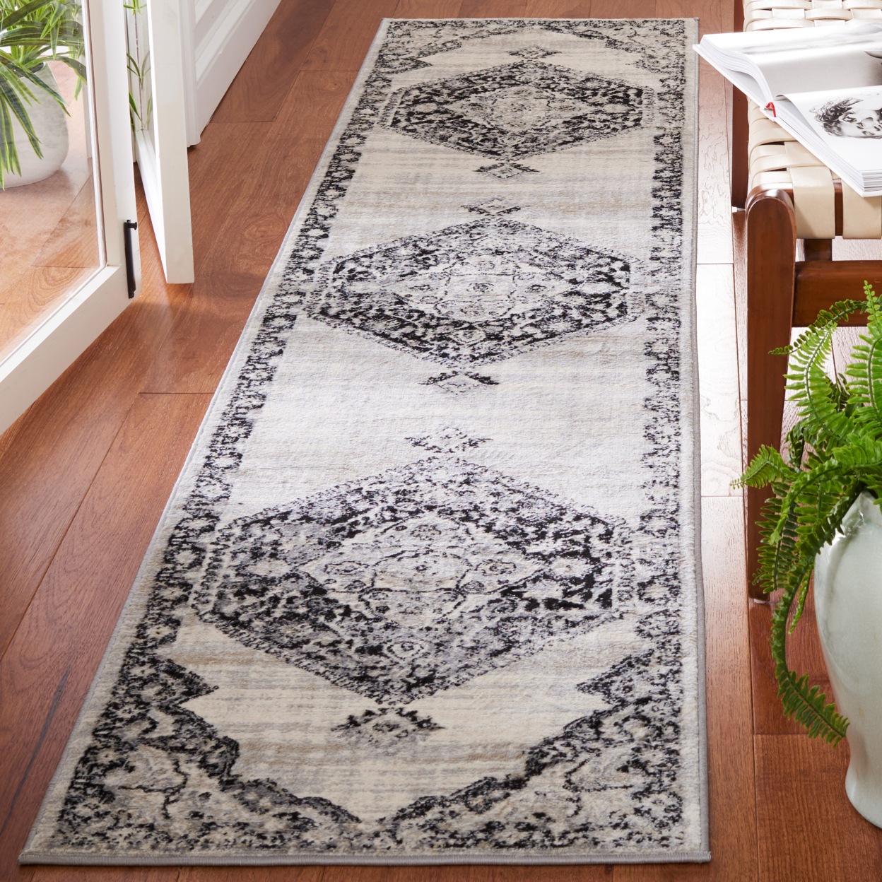 SAFAVIEH Brentwood Collection BNT871Z Black / Ivory Rug - 6' 7 Square