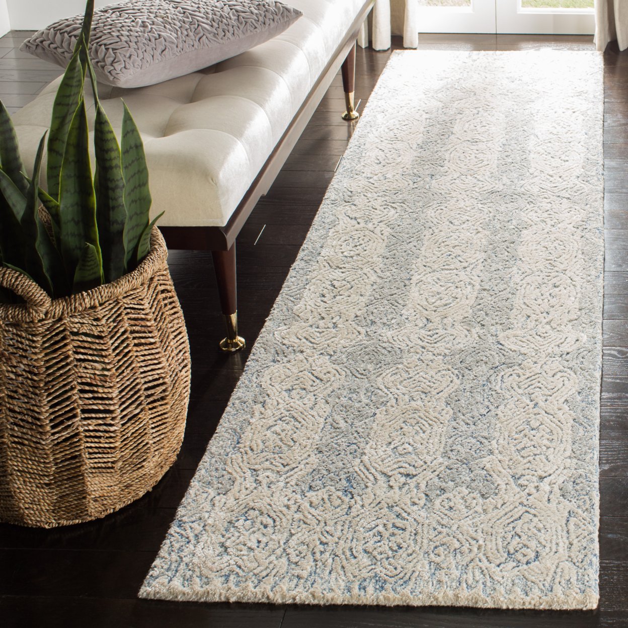 SAFAVIEH Glamour Collection GLM536M Blue / Ivory Rug - 4' X 6'