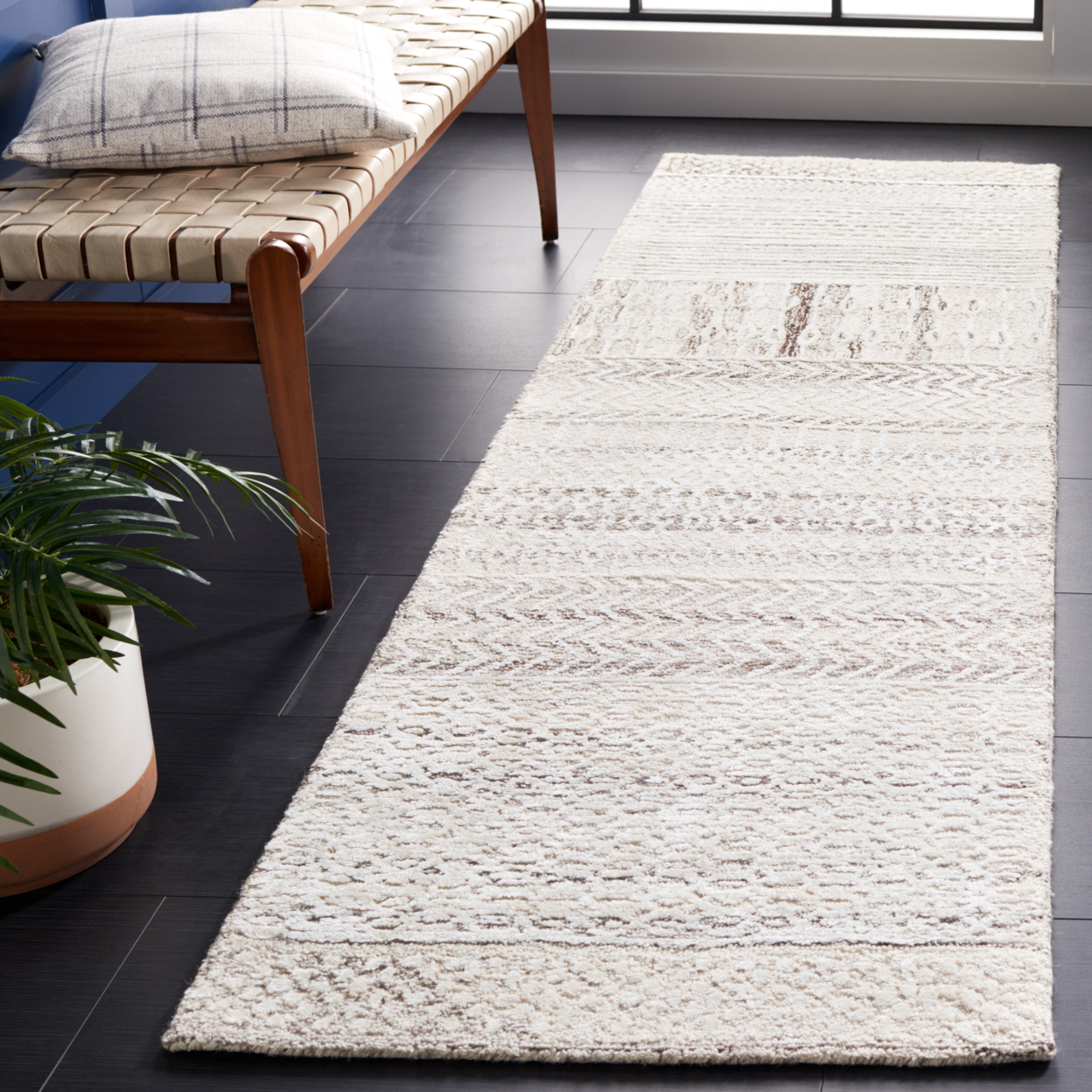 SAFAVIEH Glamour Collection GLM538A Natural / Ivory Rug - 6' Square