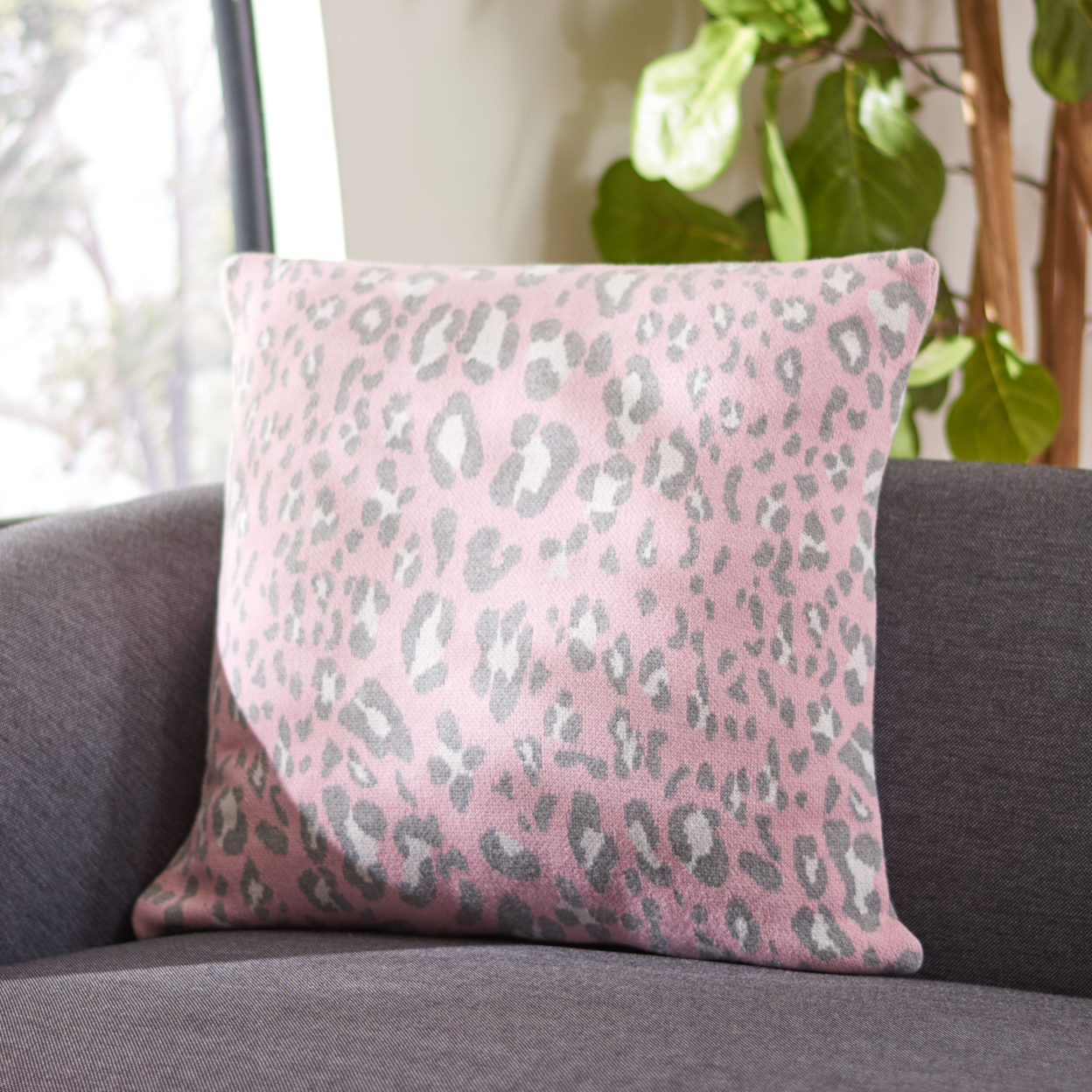 SAFAVIEH Gwynn Leopard Pillow Pink / Black