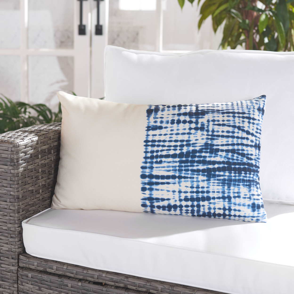 SAFAVIEH Arielle Indoor / Outdoor Pillow Blue / White