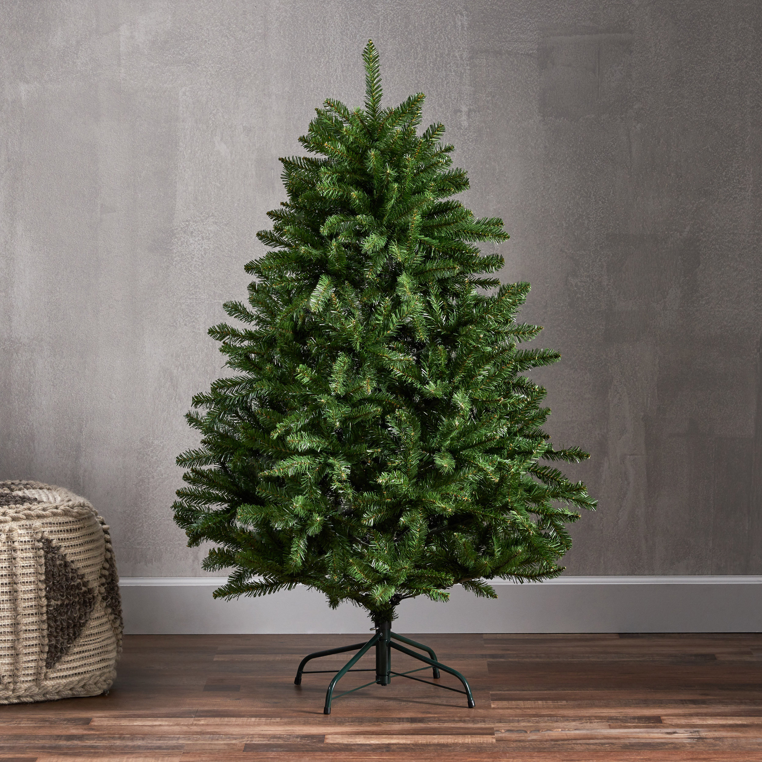 4.5-foot Norway Spruce Hinged Artificial Christmas Tree - Unlit