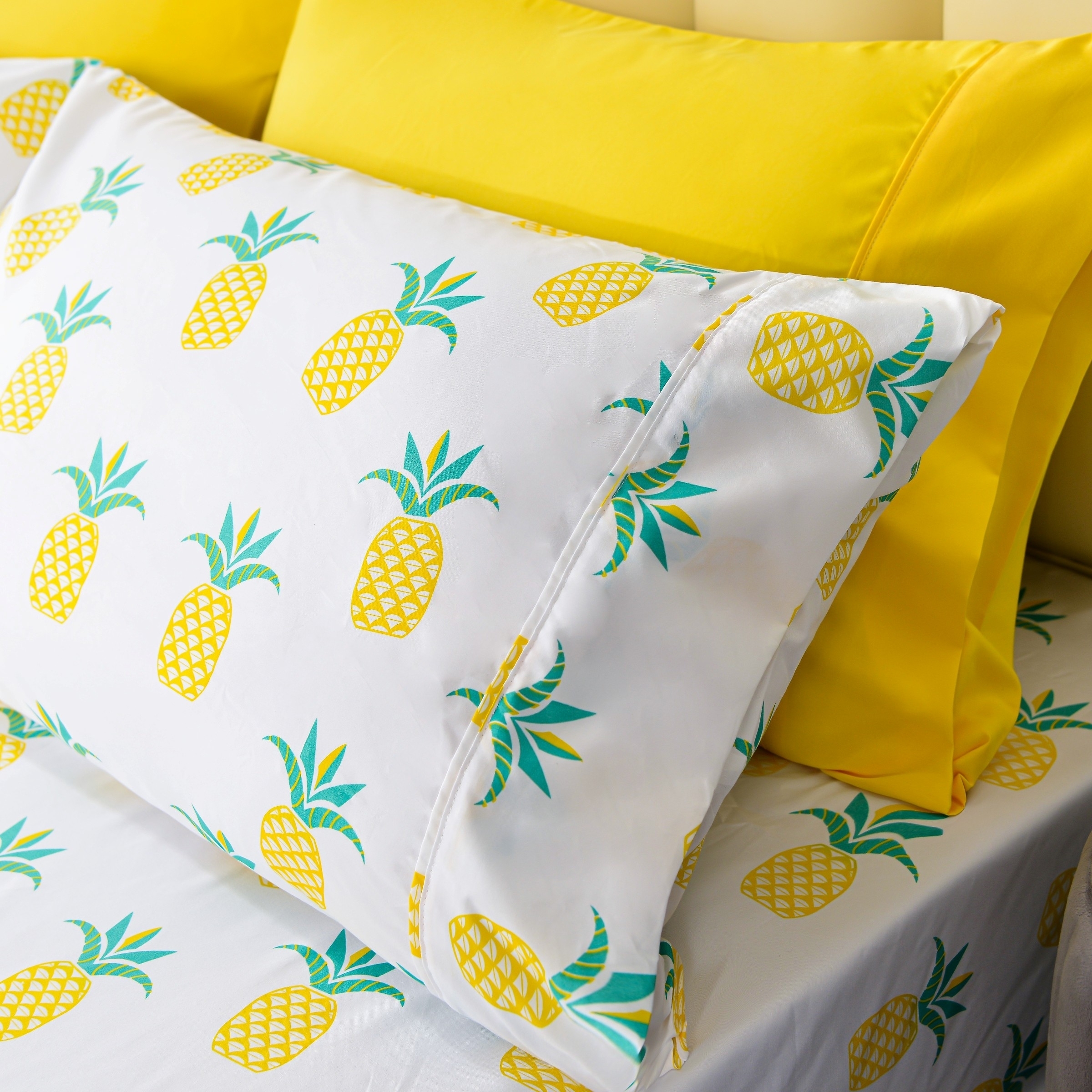 American Home Collection Ultra Soft 4-6 Piece Pineapple Bed Sheet Set - King