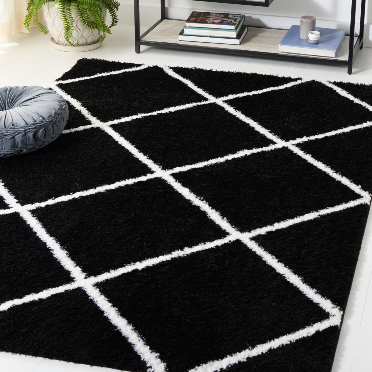 SAFAVIEH Tahoe Shag Collection THO675A White / Silver Rug - 6'-7 X 6'-7 Square
