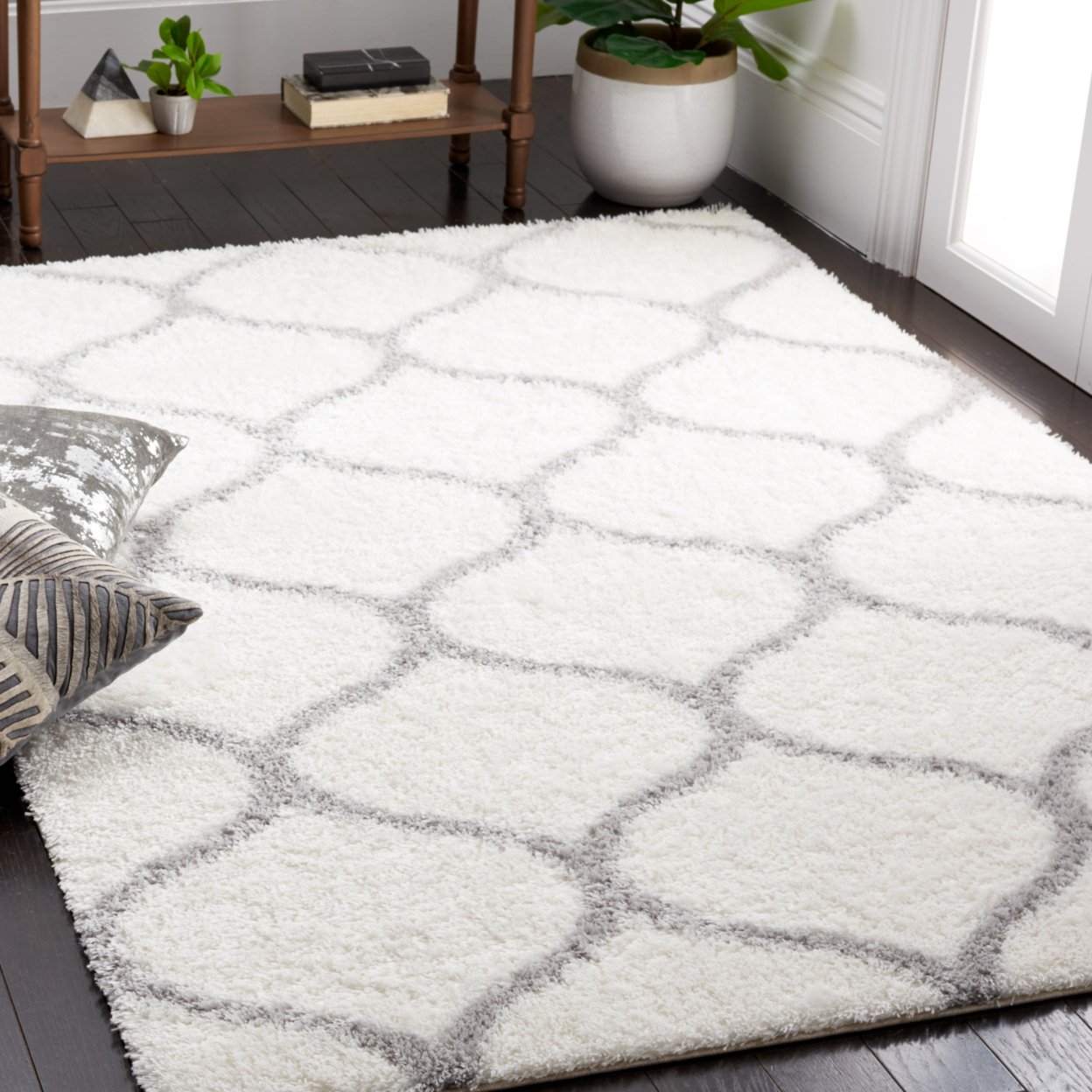 SAFAVIEH Tahoe Shag Collection THO675G Silver / White Rug - 8' X 10'