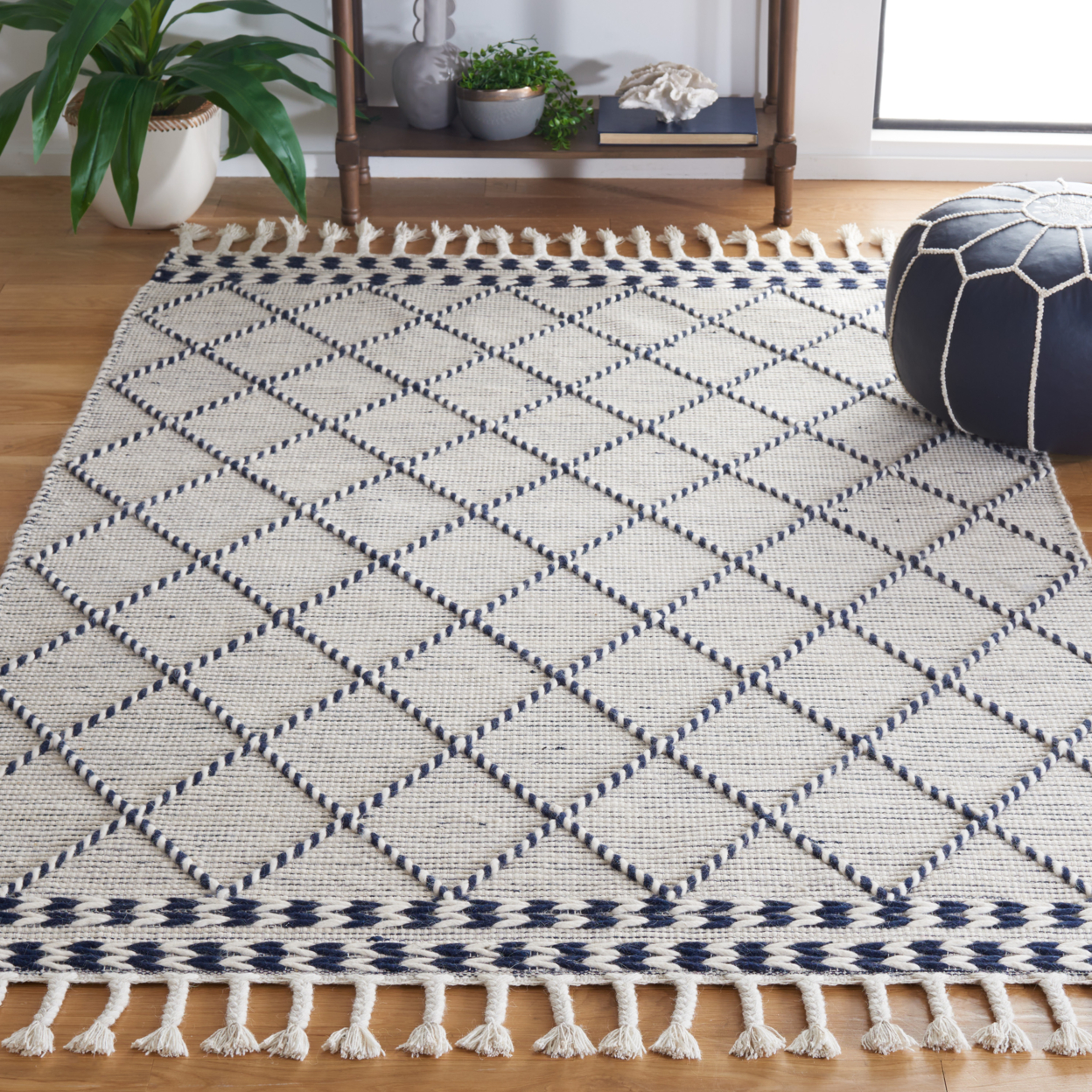 Safavieh VRM161N Vermont Ivory / Navy - Assorted, 6' X 6' Square