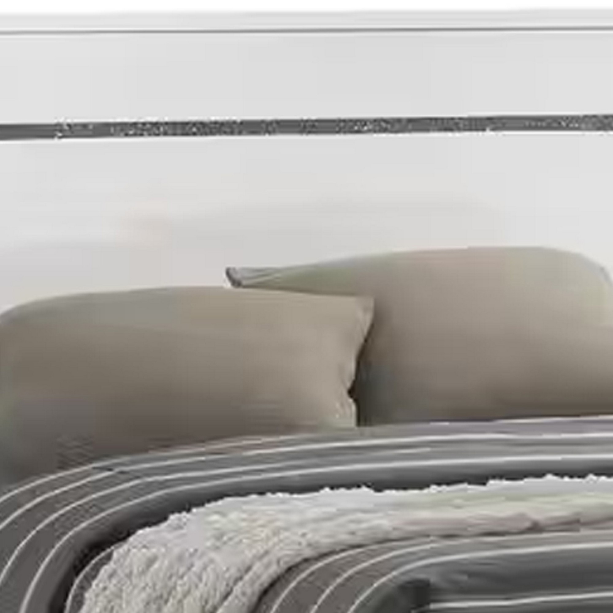 Lif High Gloss California King Bed, Glitter Filled Panel, Solid Wood, White - Saltoro Sherpi