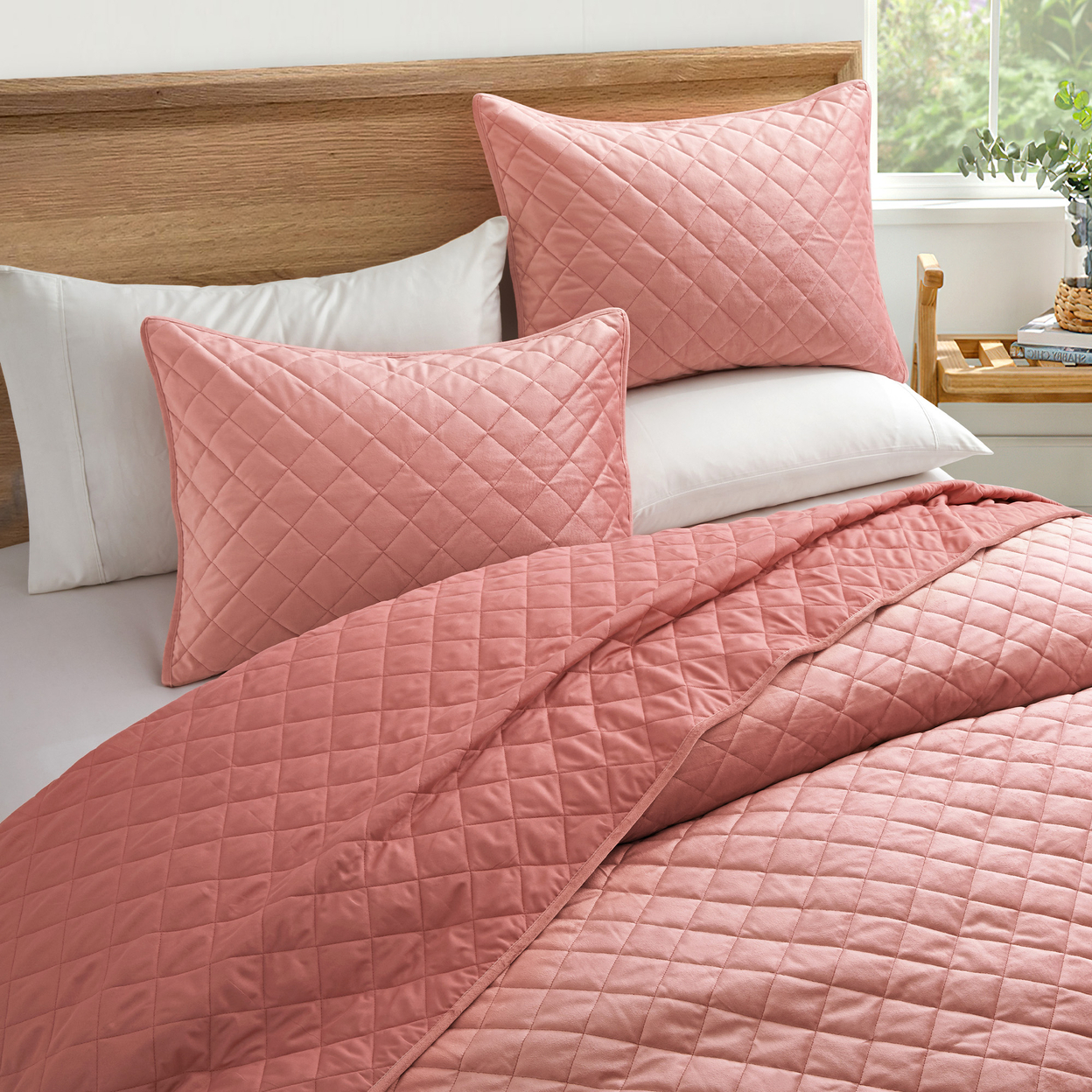 Luxurious Reversible Velvet Coverlet Set With Shams, Pink - Twin Size